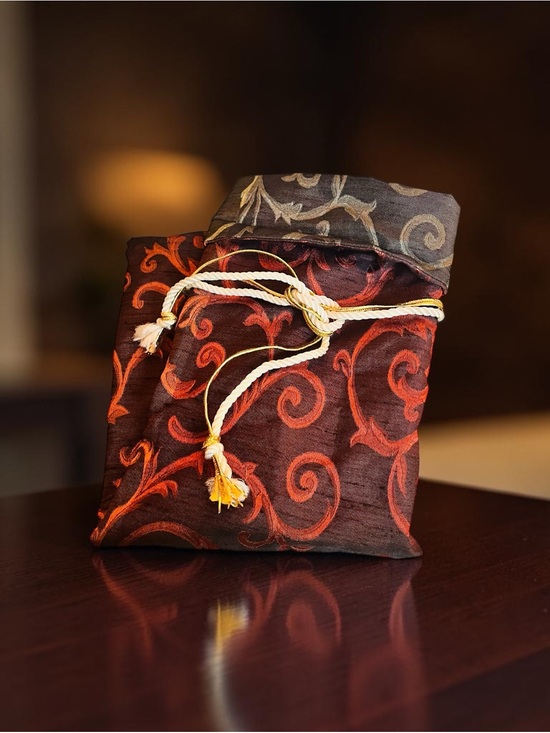 Other - Silk-Like Brocade Wine Bottle Gift Pouch w/Embroidery & Drawstring (Like New)